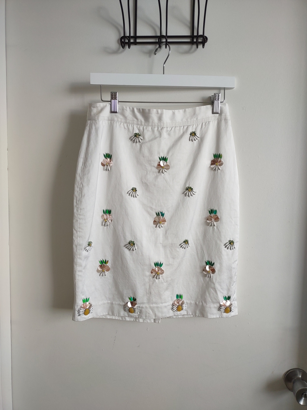 White Embroidered Pineapple Pencil Skirt